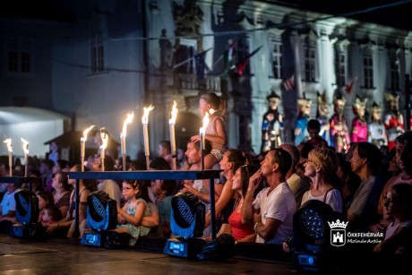 Több turista érkezett nyáron a városba - egyre többen jönnek a Királyi Napok miatt