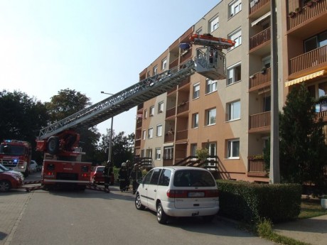Létraszerrel hoztak le a tűzoltók egy beteget Székesfehérváron
