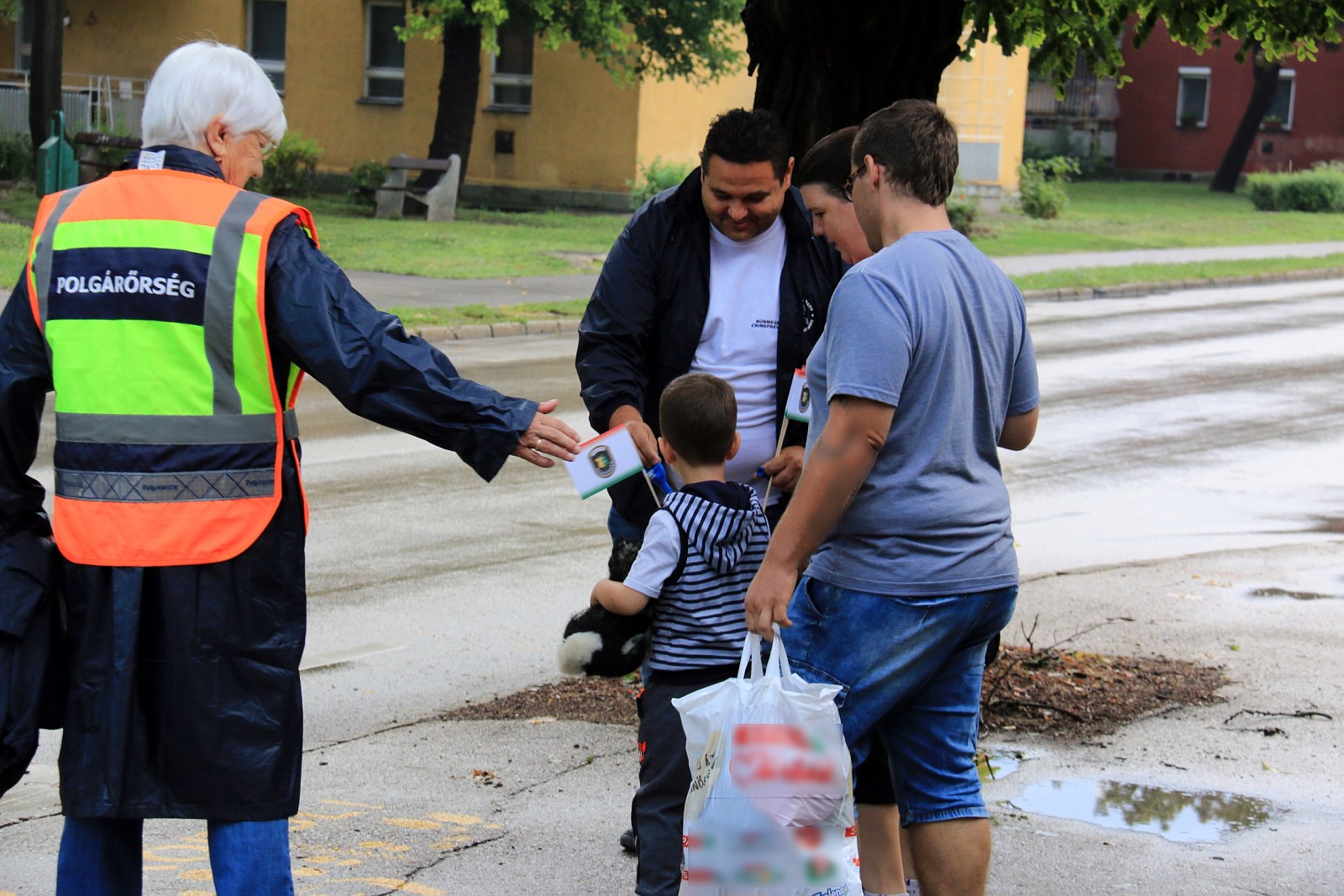 Rendőrök és polgárőrök segítik a közlekedést az iskolák környékén Székesfehérváron