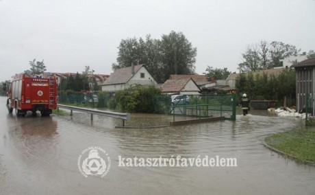 Pincéket öntött el, épületet veszélyeztetett a víz - 50mm-nél is több esett egy nap alatt