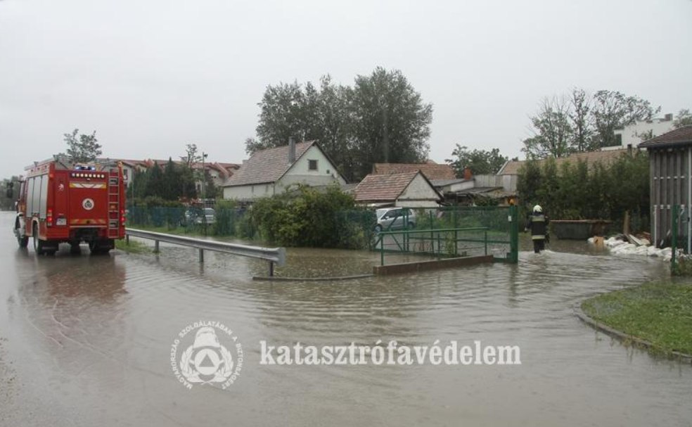 Pincéket öntött el, épületet veszélyeztetett a víz - 50mm-nél is több esett egy nap alatt