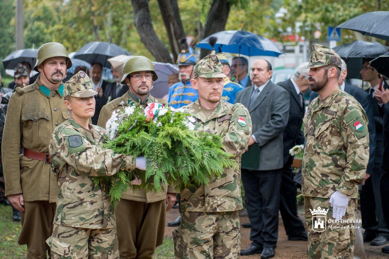 A 74 éve hősi halált a fehérvári kadétokra emlékeztek a Gyergyó emlékparkban