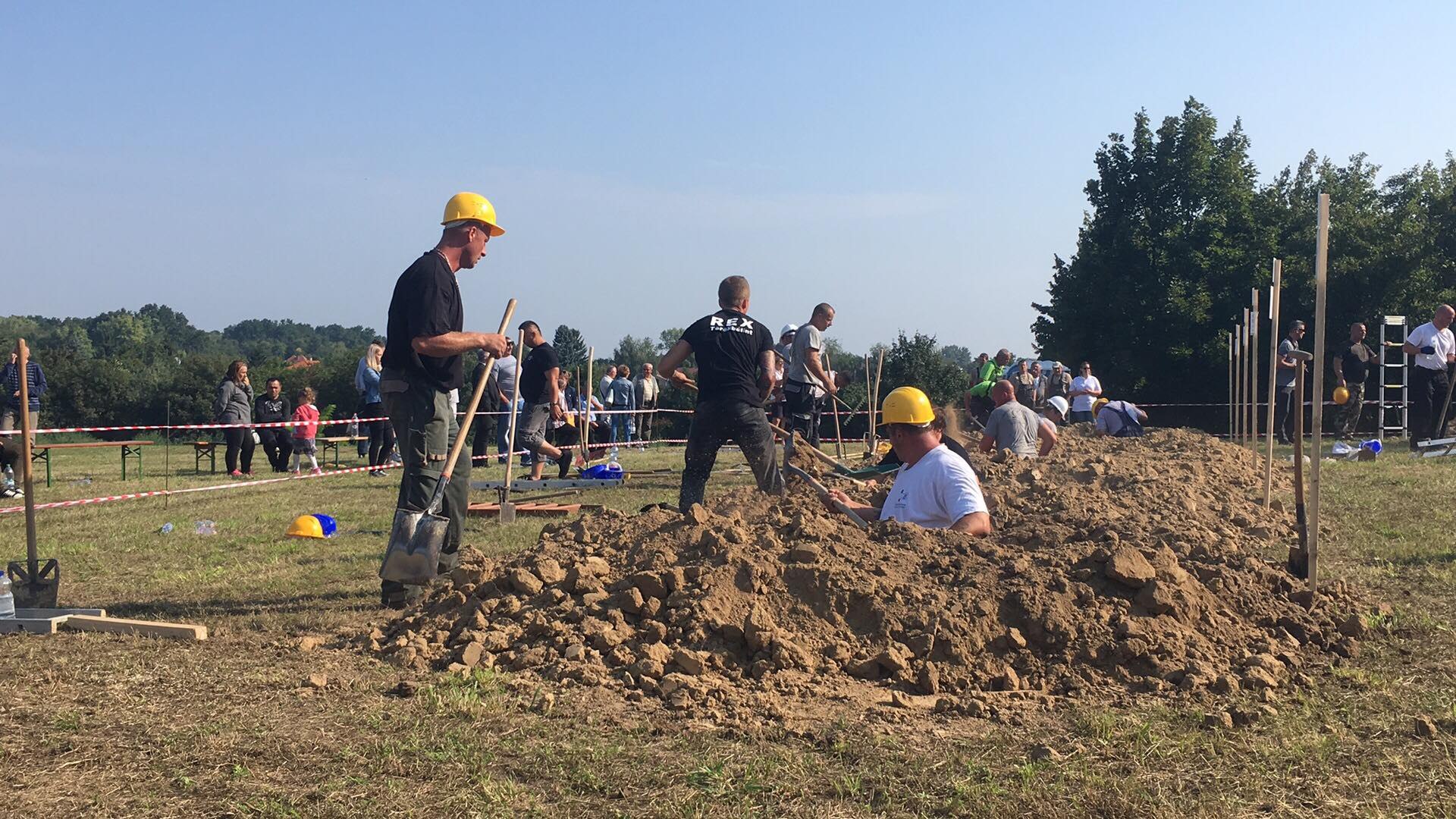 Elsők lettek a Városgondnokság kegyeleti szolgáltató munkatársai a sírásó versenyen