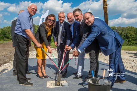 Letették a Baptista Szeretetszolgálat pákozdi logisztikai központjának alapkövét