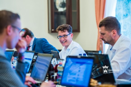 Uszoda, Auchan körforgalom, Sóstó - Facebookon tartott fogadóórát Fehérvár polgármestere