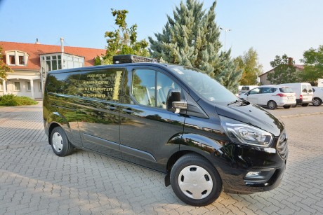 A búcsúzás méltóságáért – új halottszállító jármű állt szolgálatba Fehérváron