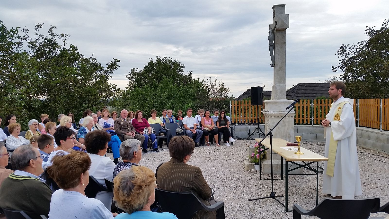 Mise és közös imádság vasárnap a Szőlő utcai keresztnél