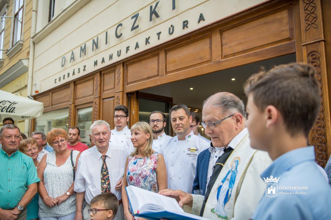 Fagylaltmennyország a Fő utcán - megnyílt az új Damniczki cukrászda