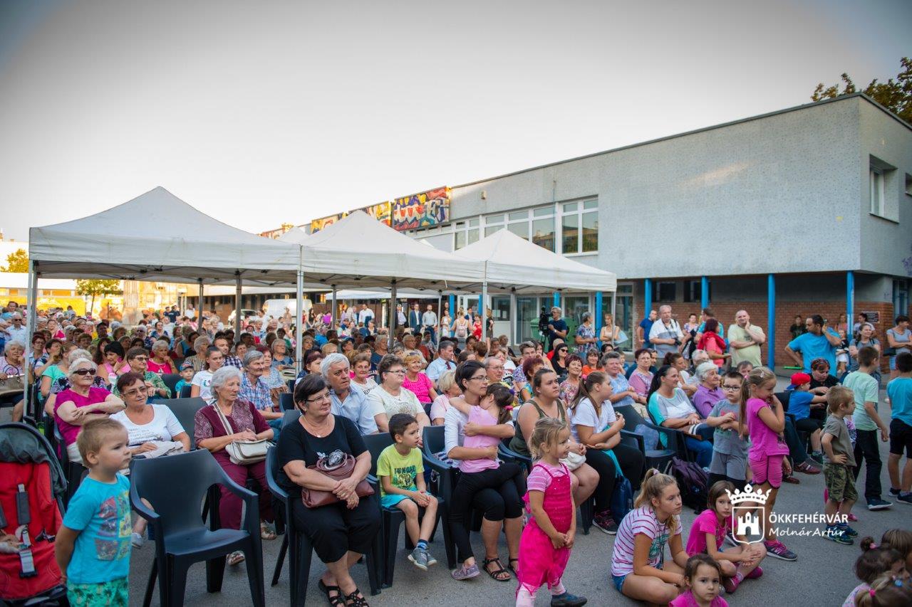 Zene, tánc, koncertek, szűrővizsgálatok és jó hangulat a Tóvárosi Őszköszöntőn