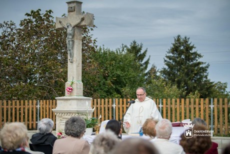 Szabadtéri szentmisével adtak hálát a Szőlő utcai kereszt felszentelésének évfordulóján