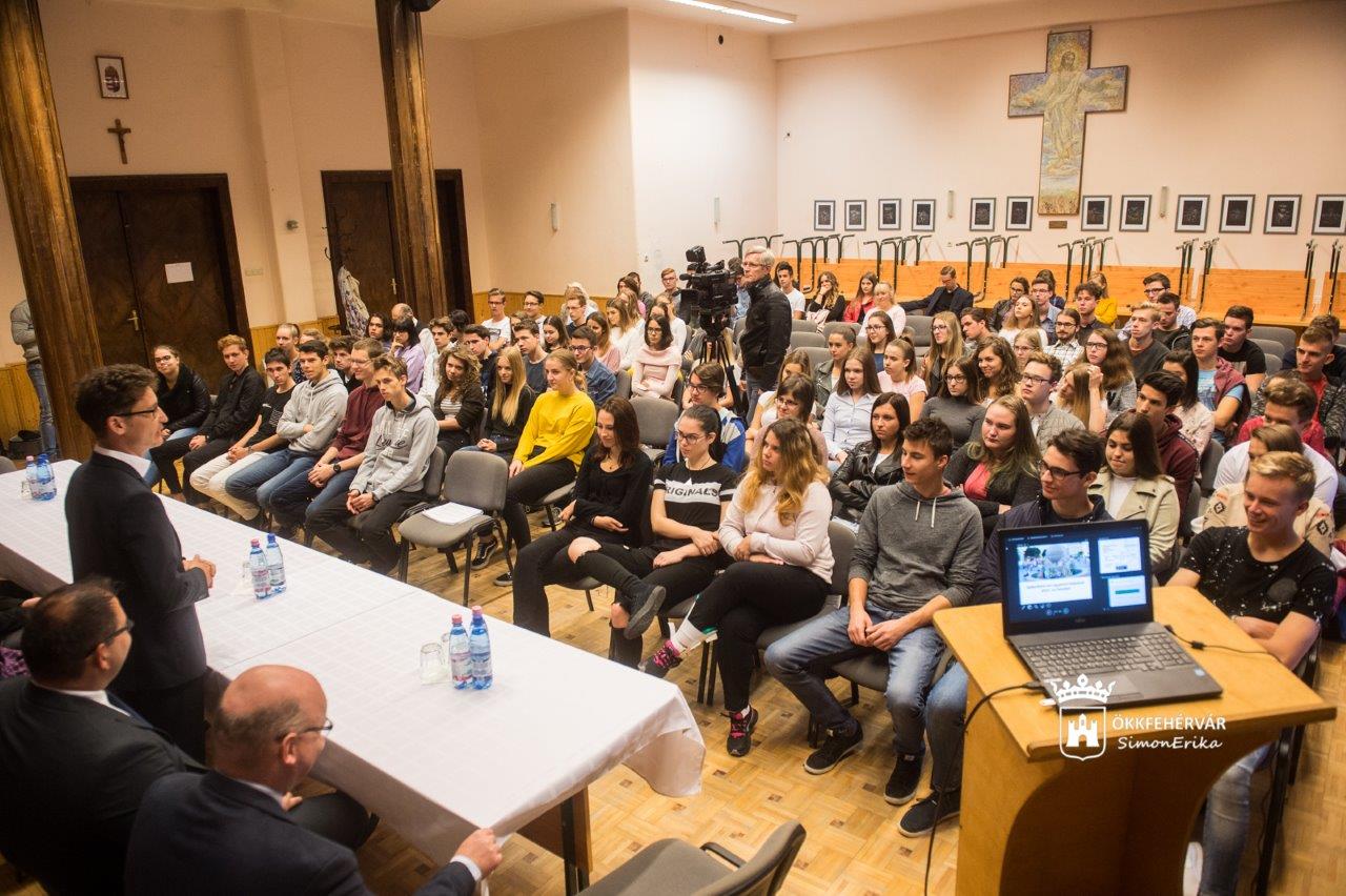 A Ciszterci Szent István Gimnáziumban kezdődött el az idei felsőoktatási roadshow