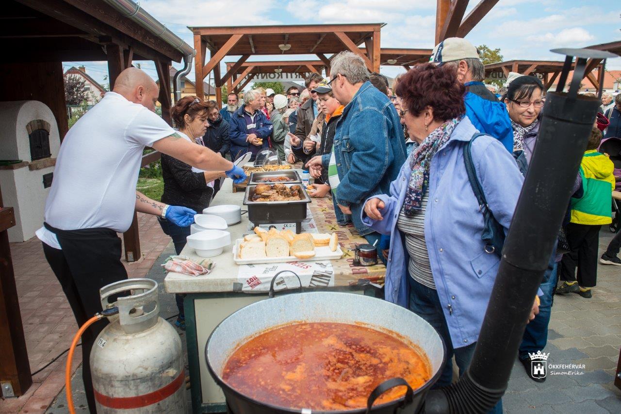 Kemenceavatás, koncertek és vidám sokadalom Feketehegy-Szárazréten