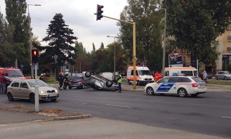 Egy autó is felborult a Budai, Seregélyesi kereszteződésében történt balesetben