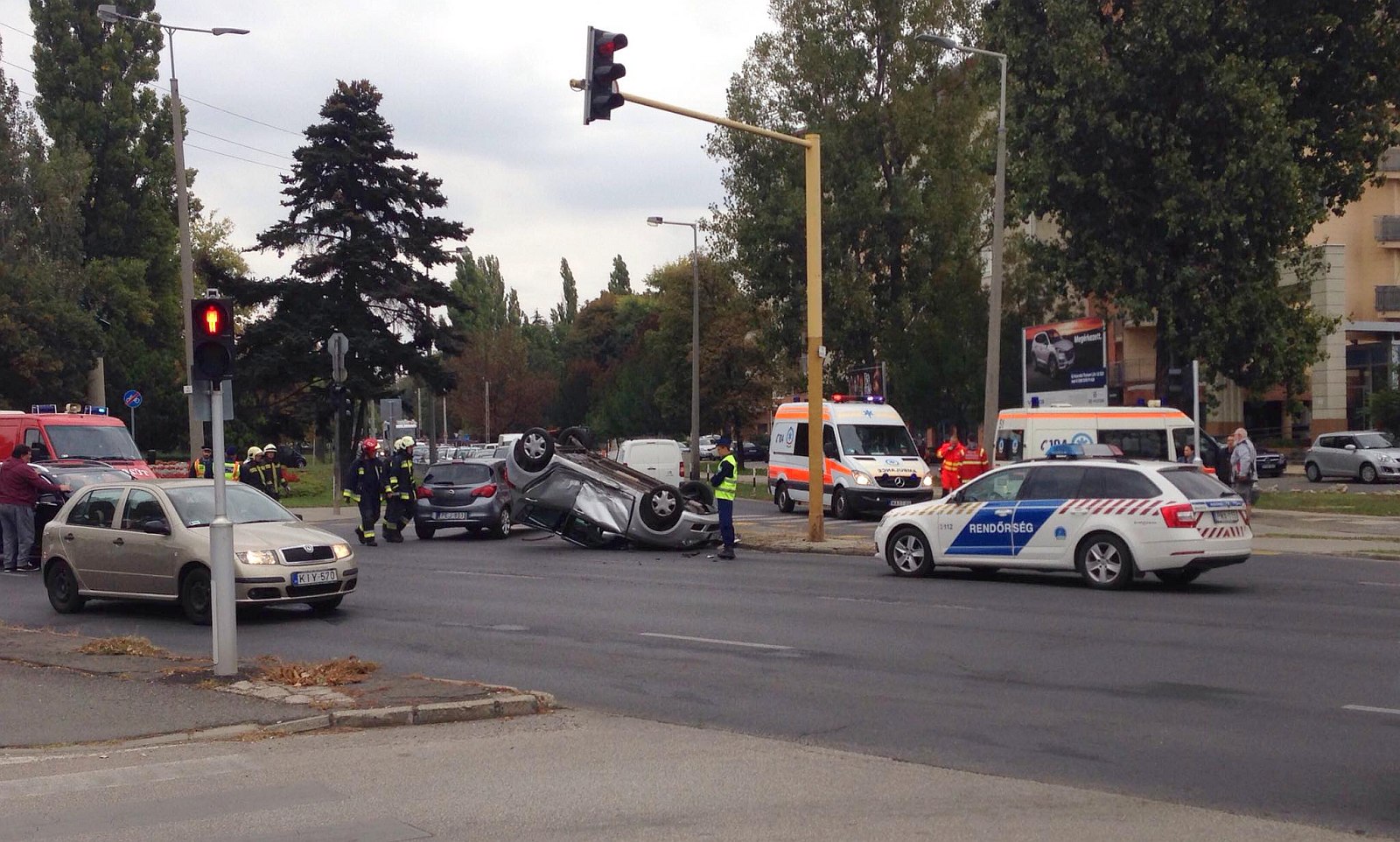 Egy autó is felborult a Budai, Seregélyesi kereszteződésében történt balesetben