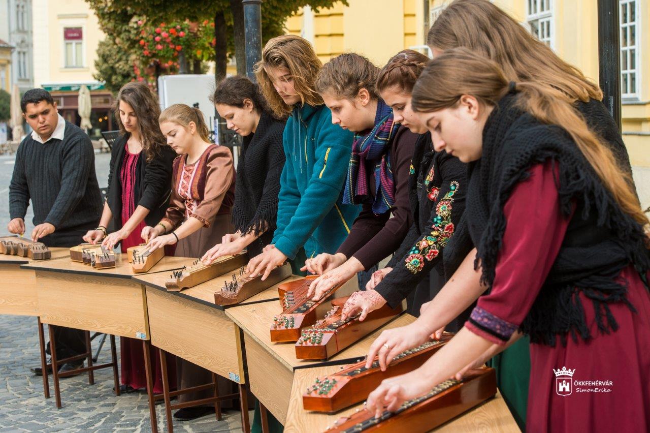 Hermannos diákok muzsikáltak a Belvárosban a zene világnapján