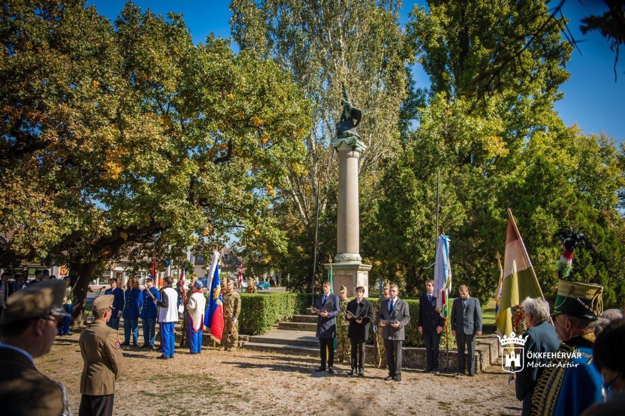 Az aradi vértanúkra emlékezett Fehérvár a Halesz ligeti emlékoszlopnál