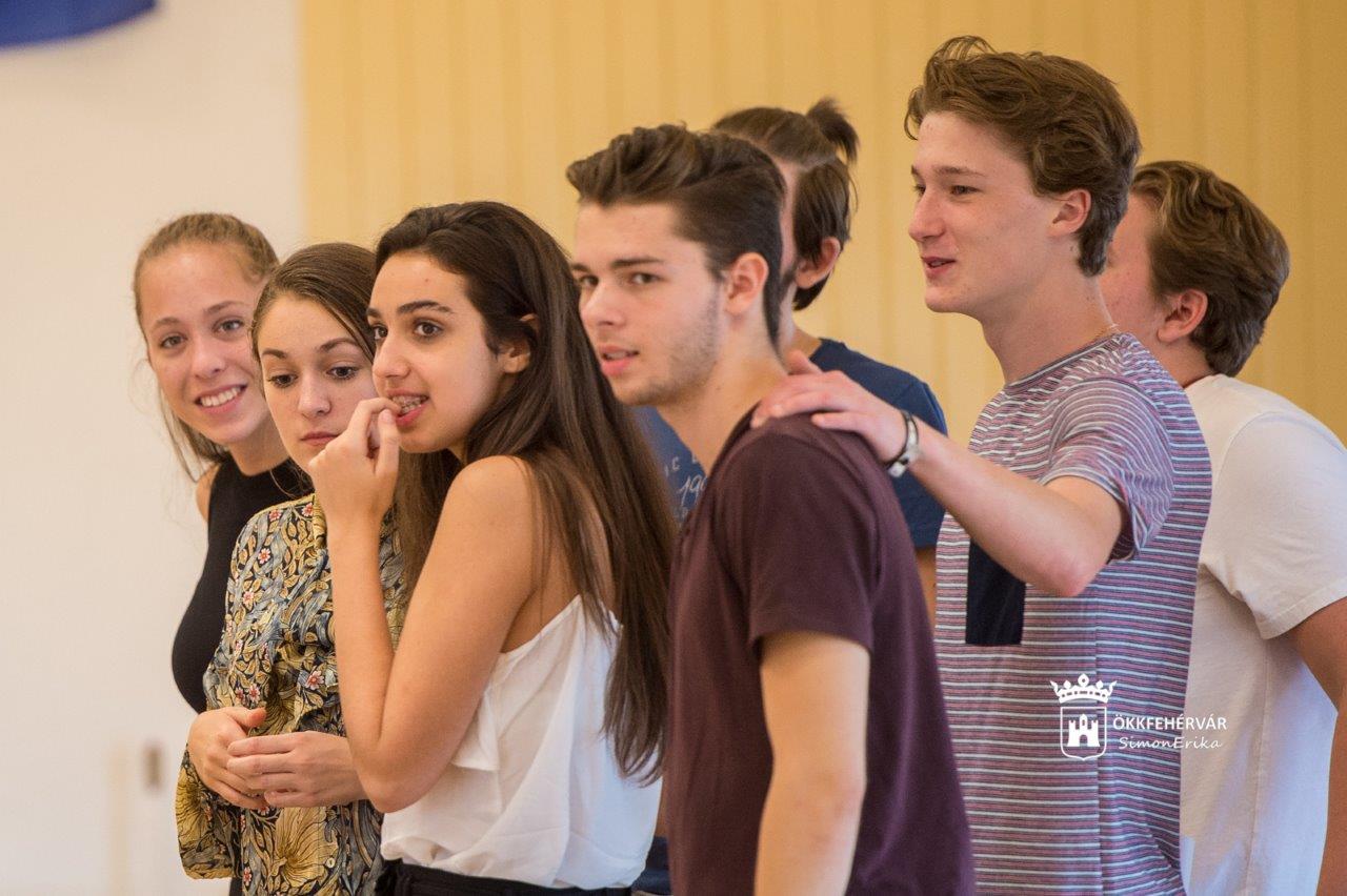 Idén is fiatalok utcaszínházi előadásával emlékezik a város október 23-án