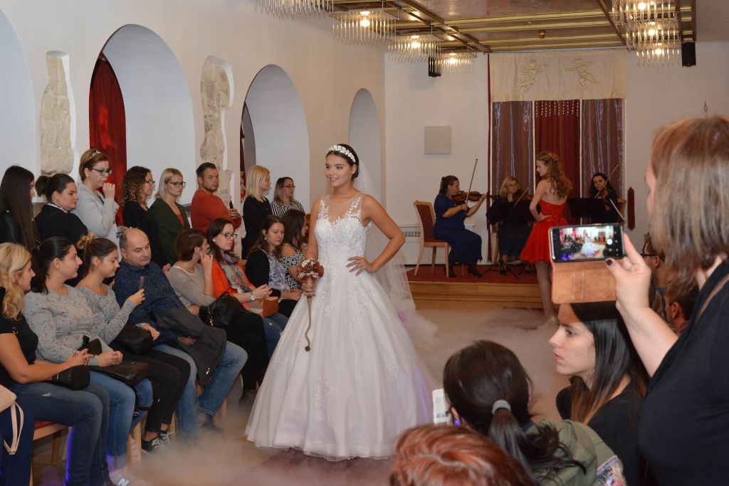 A jegyespárokat várták szombaton a Hiemer házban