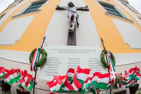 1956 - a Fadrusz-keresztnél imádkoztak a történelmi egyházak képviselői