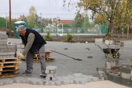 Példamutató szülői összefogással újul meg a Comenius iskola udvara