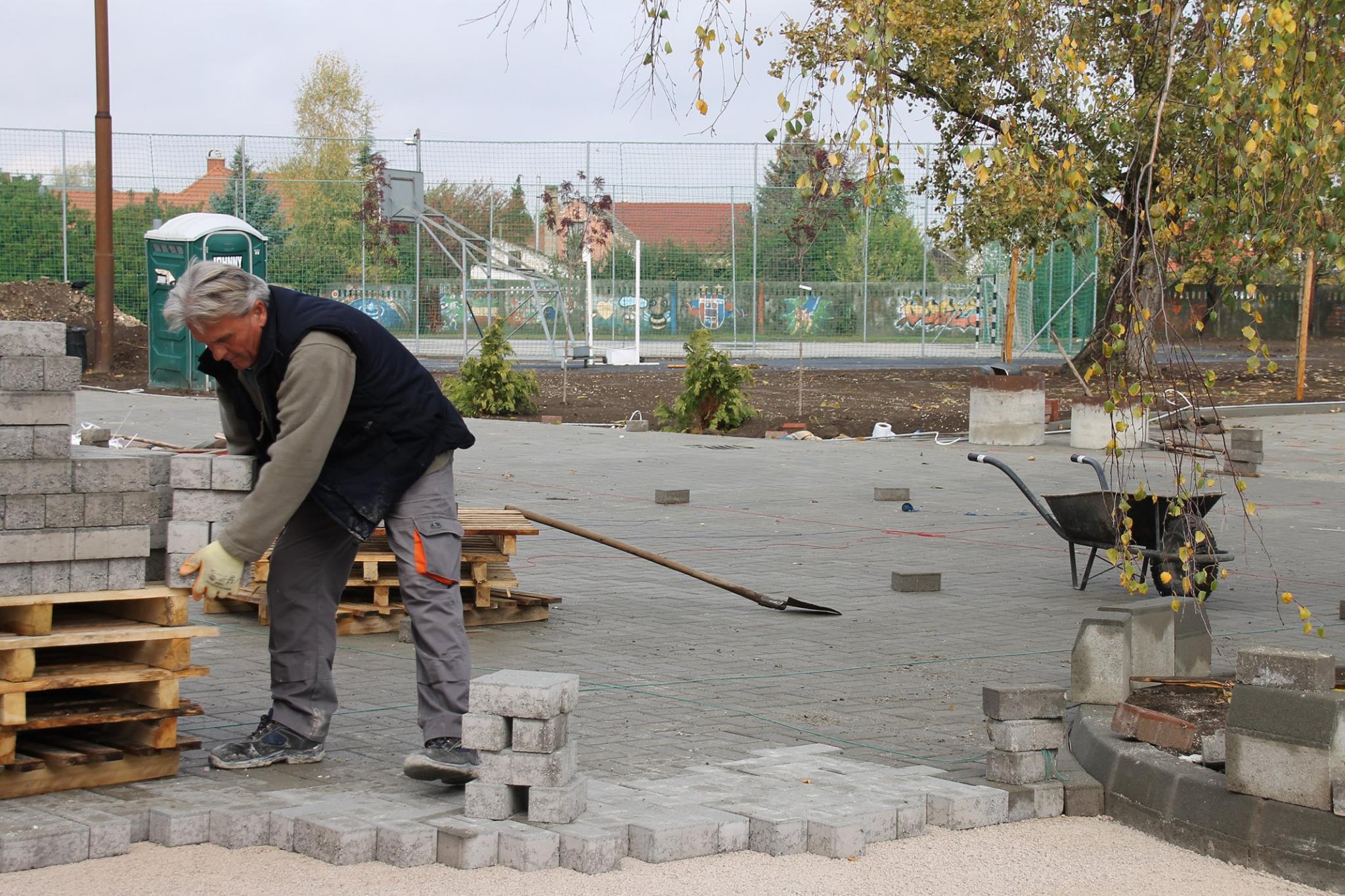 Példamutató szülői összefogással újul meg a Comenius iskola udvara