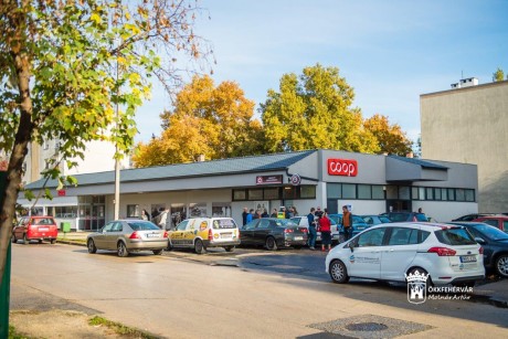 Parkolóépítés és járdafelújítás kezdődik a Szeder utcai bolt környékén