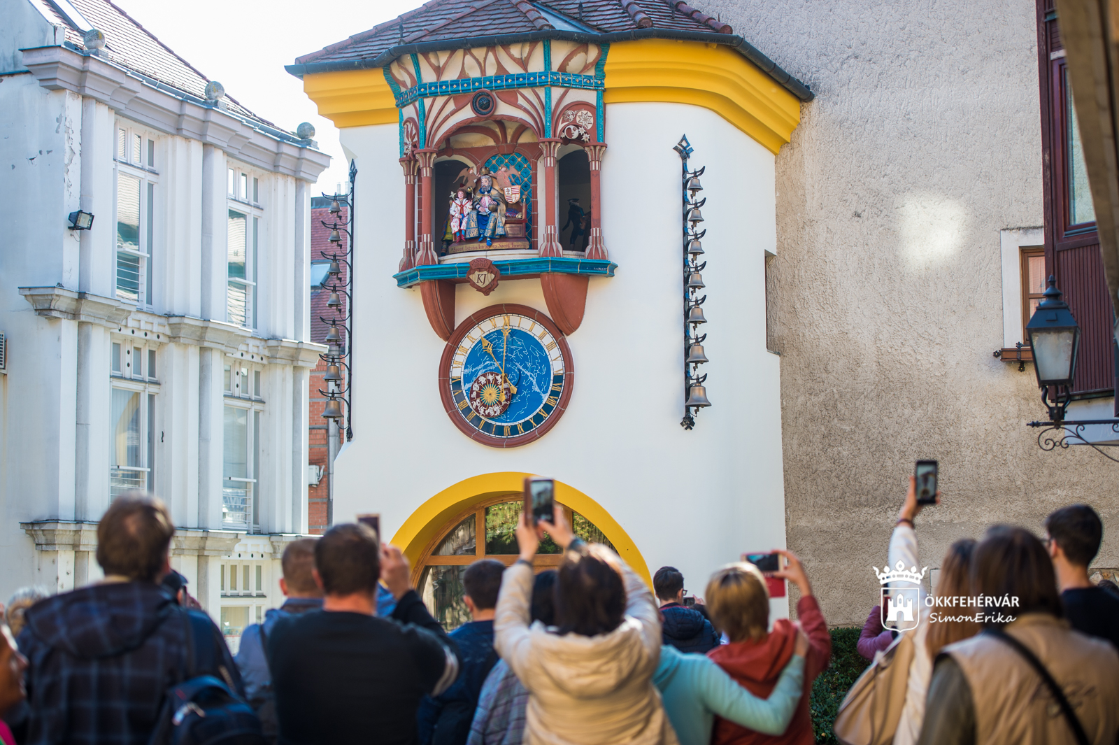 Újrafestett figurák, felújított homlokzat - megszépült az Órajáték