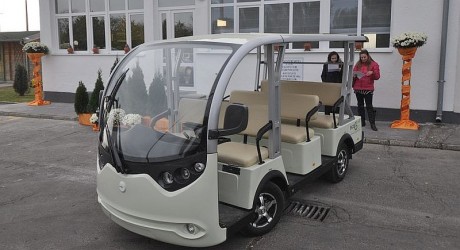 Folyamatosan közlekedik a Béla úton az ingyenesen használható elektromos kisbusz