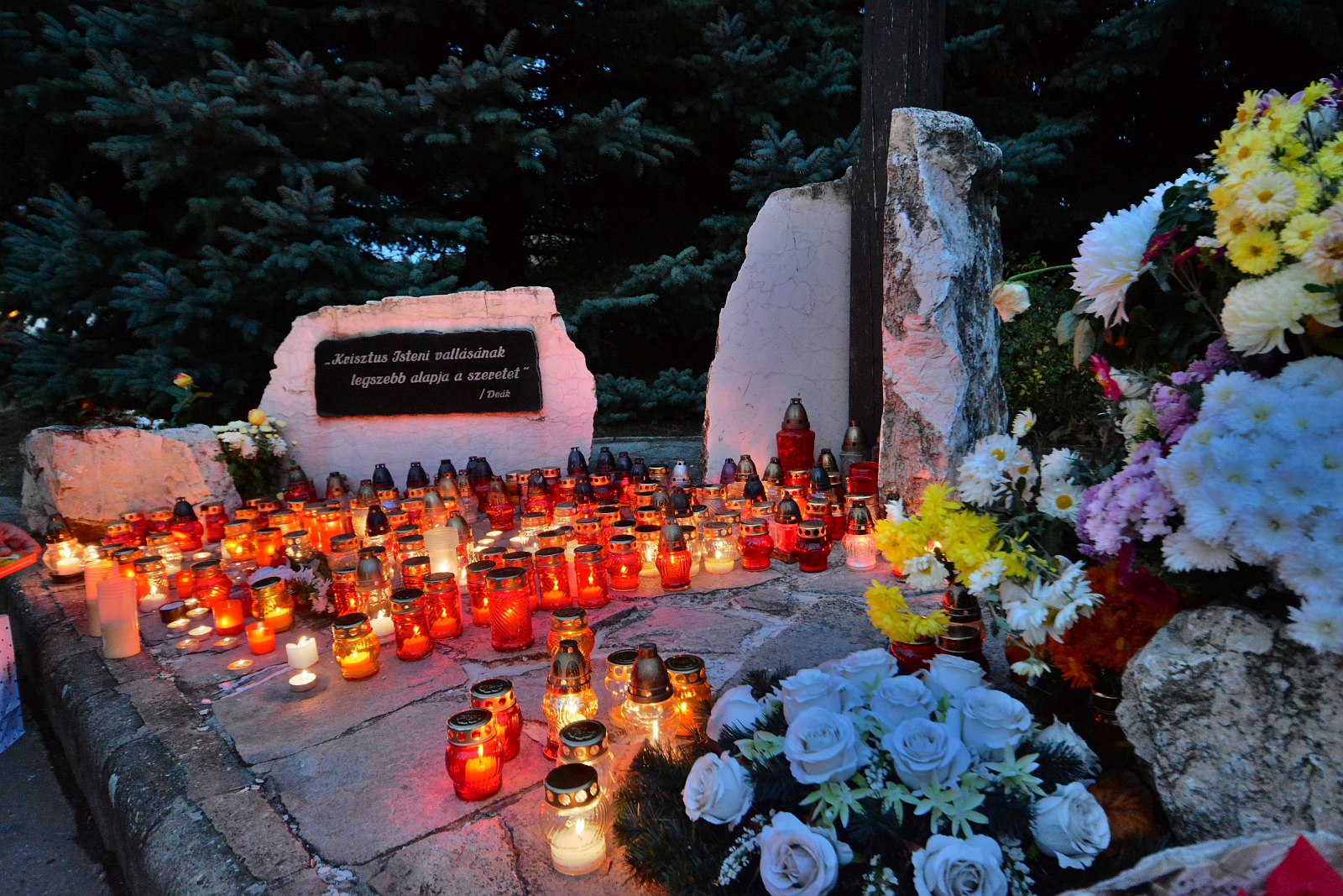 Örök világosság a temetőkertekben - ökumenikus megemlékezés a Béla úton