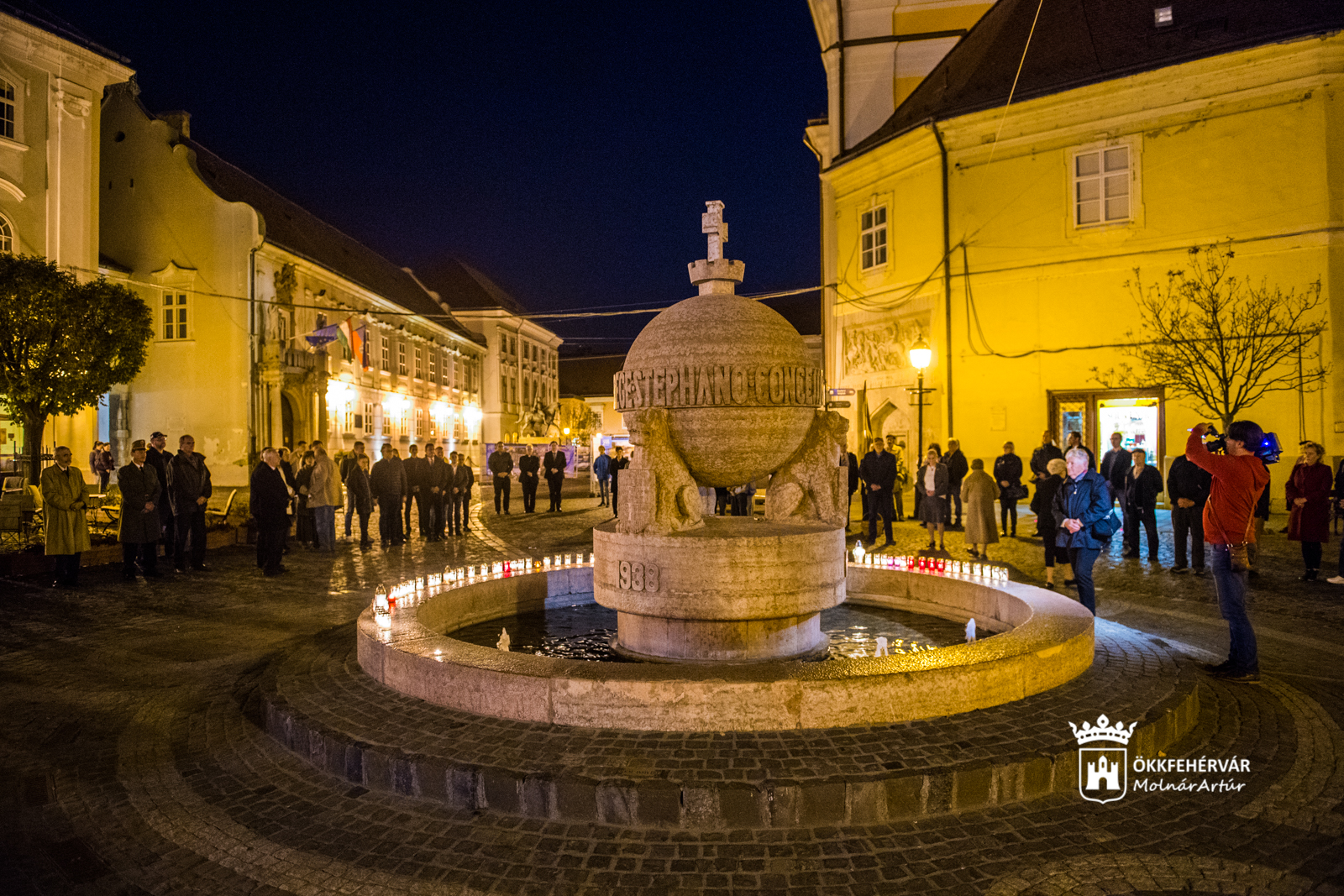 Csendes mécsesgyújtással emlékeztek az ’56-os hősökre az Országalmánál