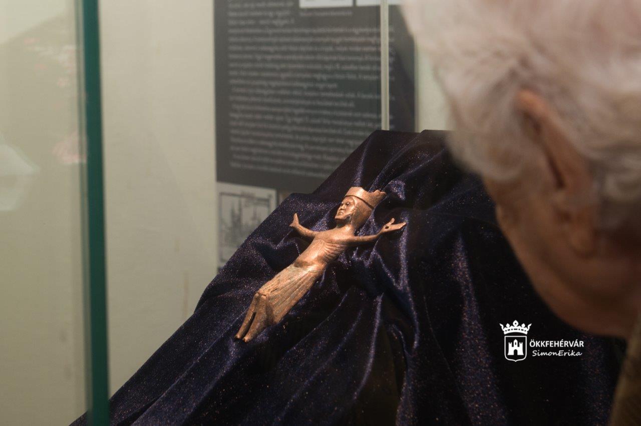 A Városházán látható a Bazilikából előkerült 800 éves limoges-i korpusz