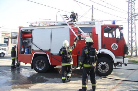 Tűz volt egy székesfehérvári asztalosműhelynél