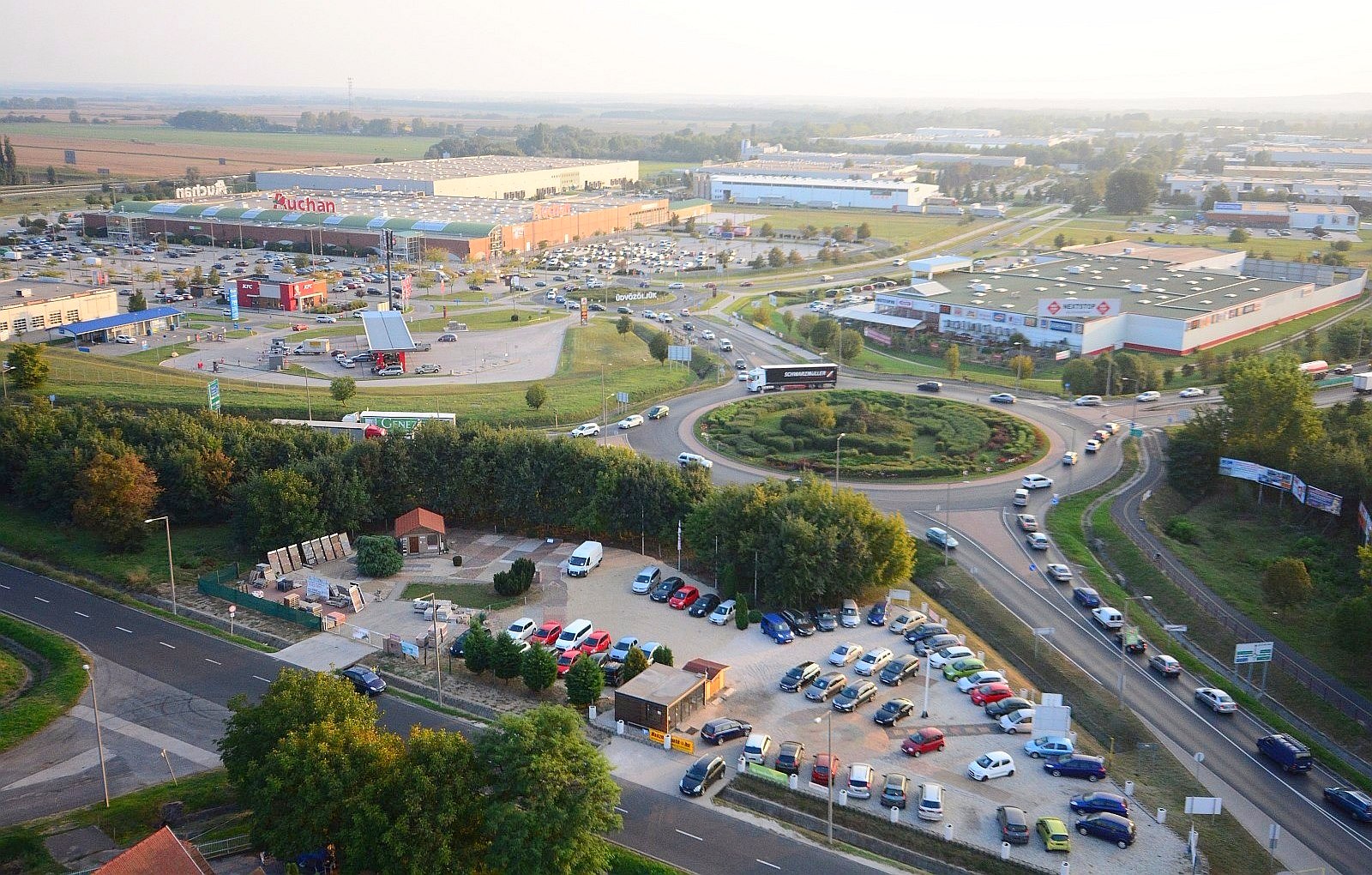 Többsávos, lámpás körforgalommá alakítják az Auchan csomópontot