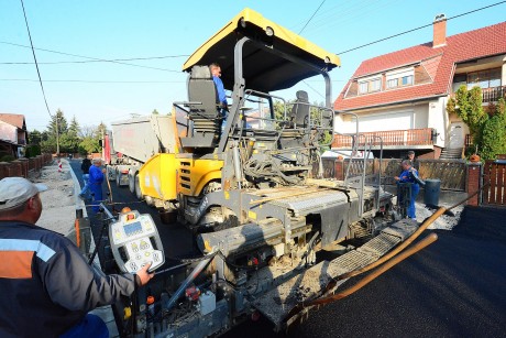 Csütörtökön már a kopóréteget aszfaltozták a Bajmóci utcában