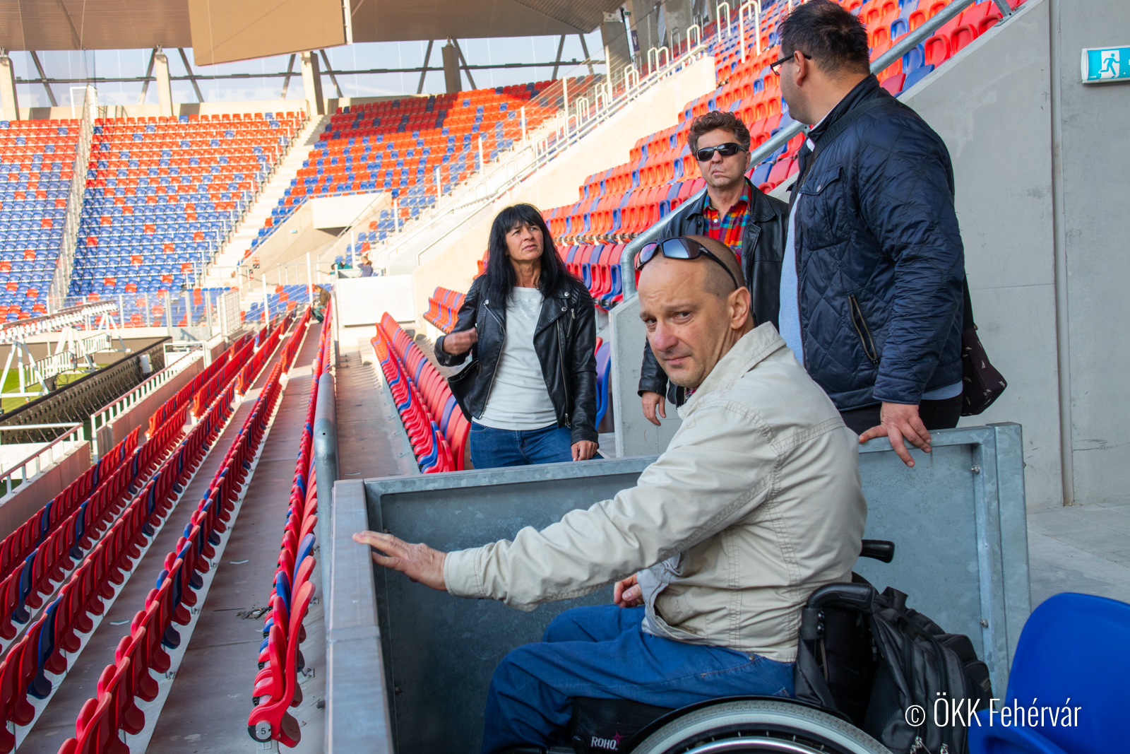 Stadionbejárás kerekesszékkel és vakvezető kutyával