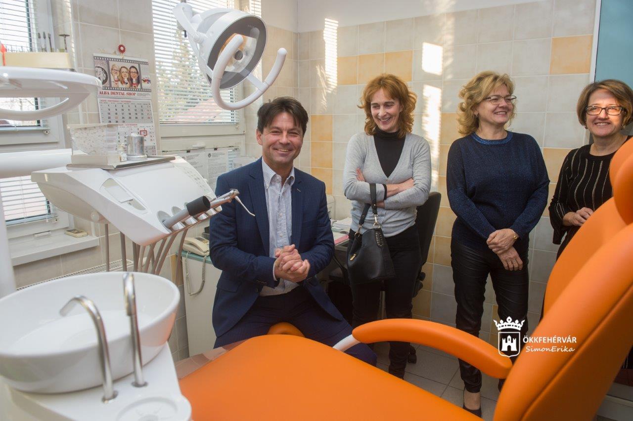 Fejlesztések a fehérvári fogorvosi ügyeleten - új fogászati széket vásárolt a város
