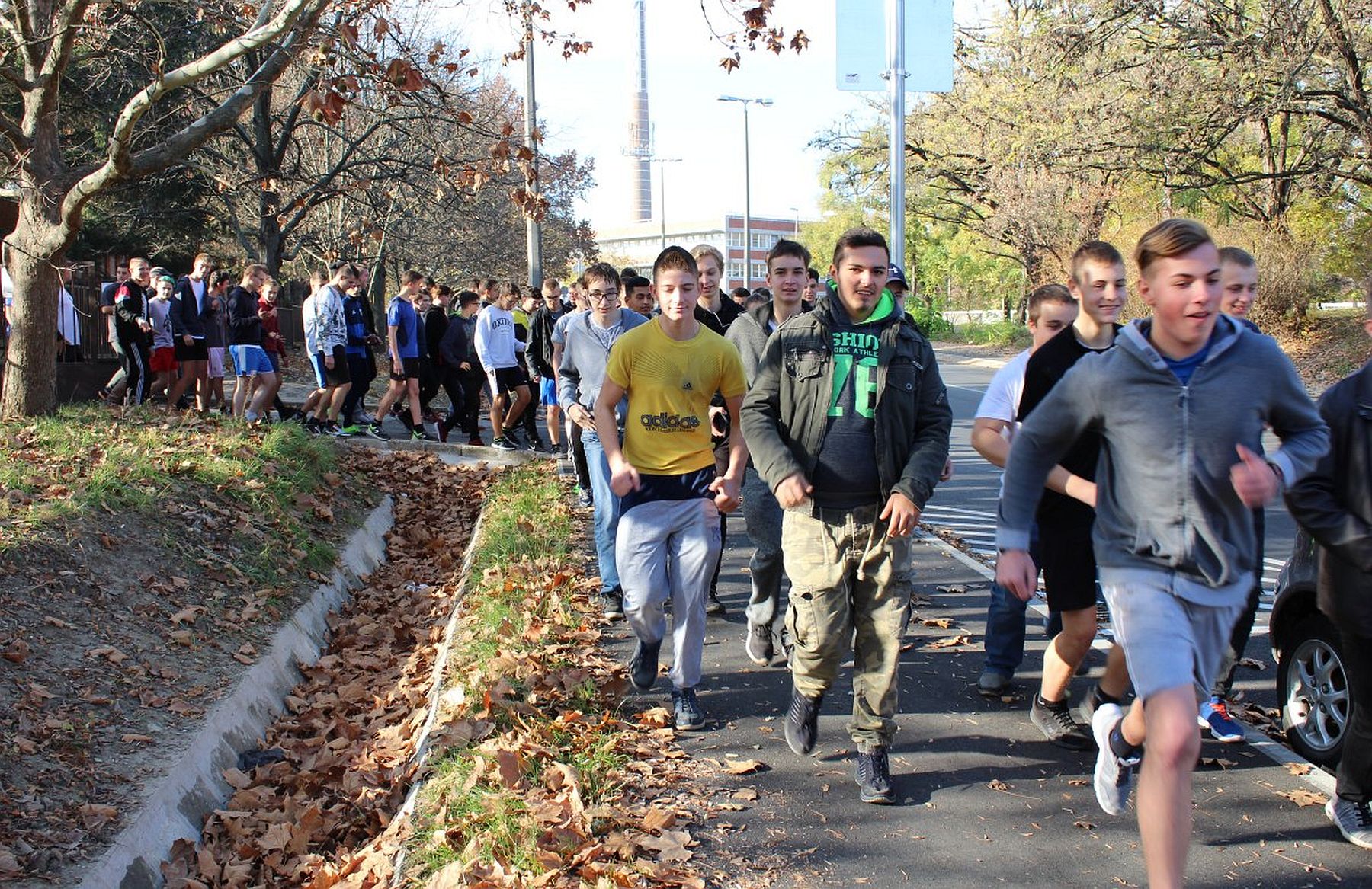 Figyelemfelkeltő futással csatlakoztak a Movember-mozgalomhoz a vácis diákok