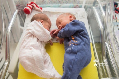 Koraszülöttek világnapja a Szent György Kórházban ringatóval és bohócdoktorral