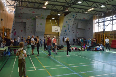 Nyílt nappal avatták az új mászófalat az István Király Általános Iskolában