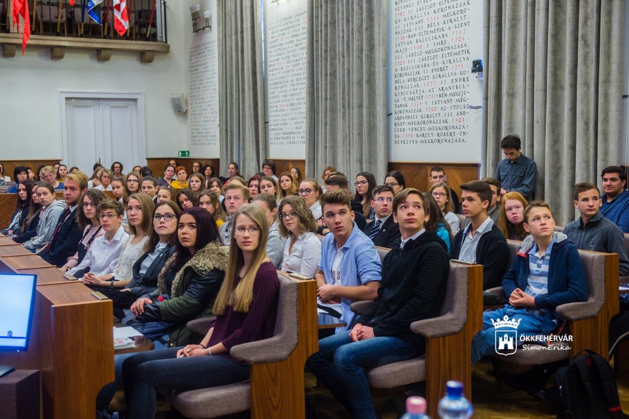 Tisztújítás a Fejér Megyei Diákparlamentben - a Városházán ülésezett a testület
