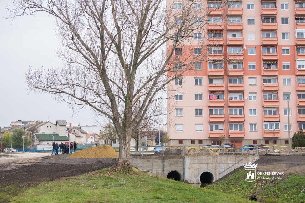 Műszaki átadás Palotavárosban - elkészült a Varga-csatorna ikresített áteresze