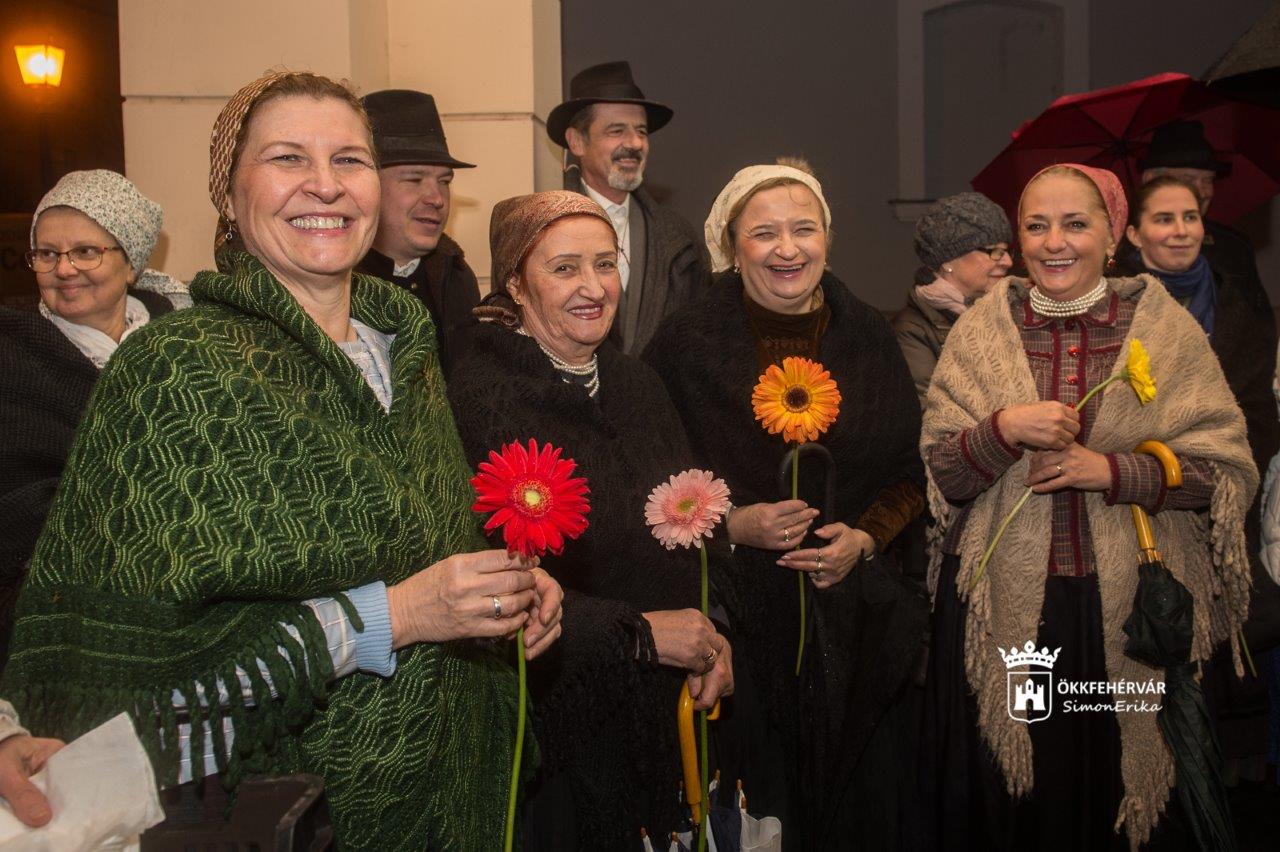 Virággal és zenével ünnepelték a Katalinokat a Belvárosban és Felsővárosban