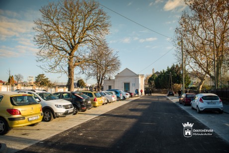 27 új parkolót alakítottak ki az Óvoda utcában - az út és a járda is megújult