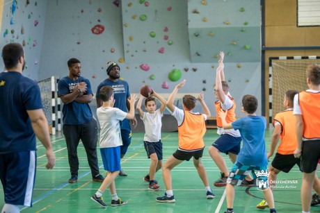 A Fehérvár Enthroners játékosai tartottak bemutató órát az István Király Általános Iskolában