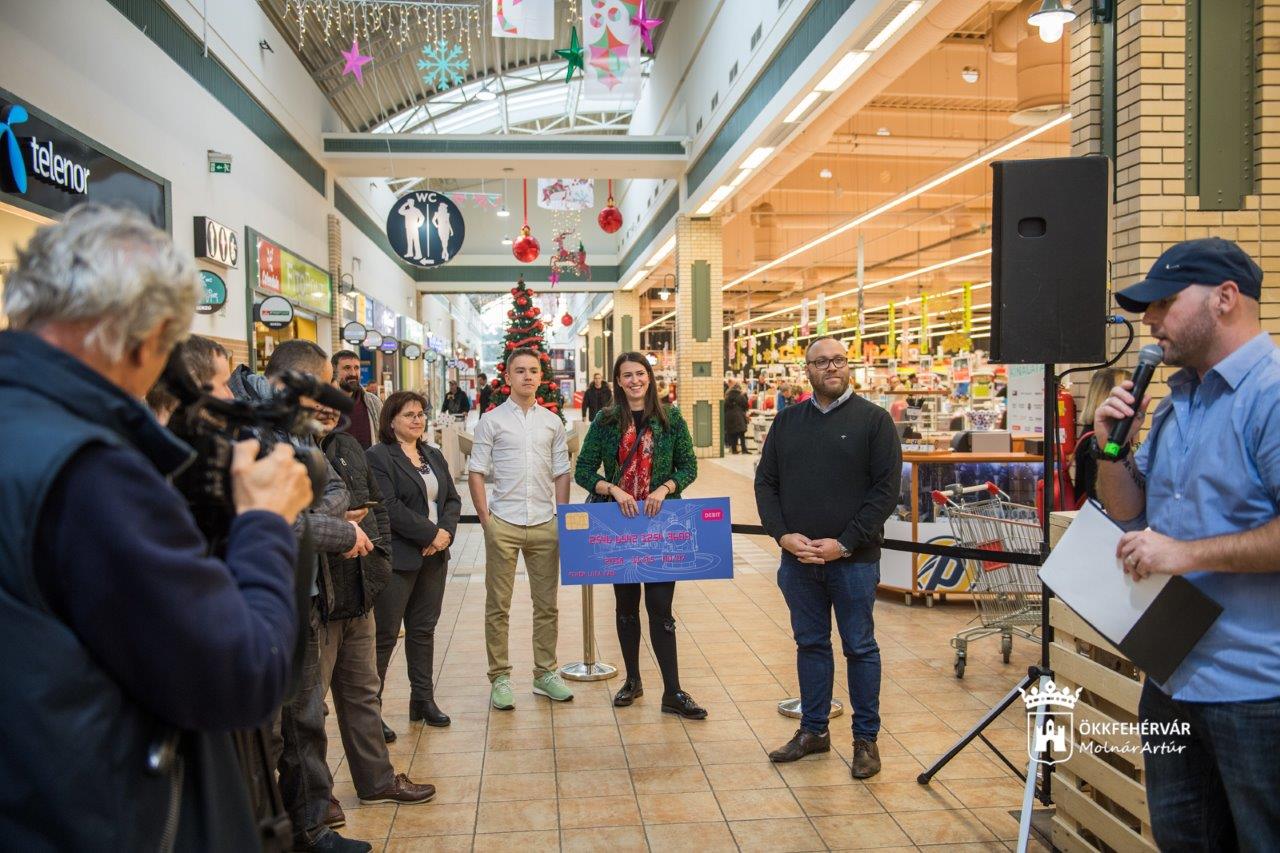 Hátizsákon Fehérvár - jótékony célt szolgálnak az új fehérvári termékek