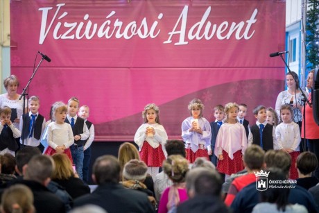 Egy gyertyalángnyi jóság - Vízivárosban már felgyúltak az adventi fények