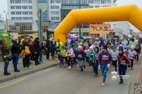 Adventi Jótékonysági Futás - négyszázan futottak a Várkörúton