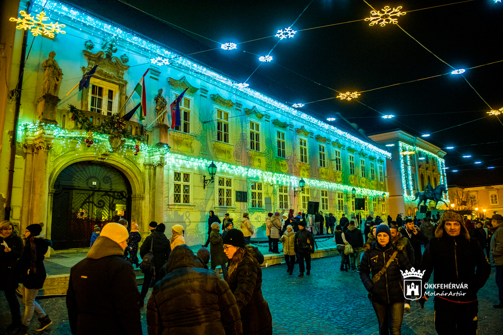 Ünnepi fényben ragyog a Belváros - ég az első gyertya az adventi koszorún