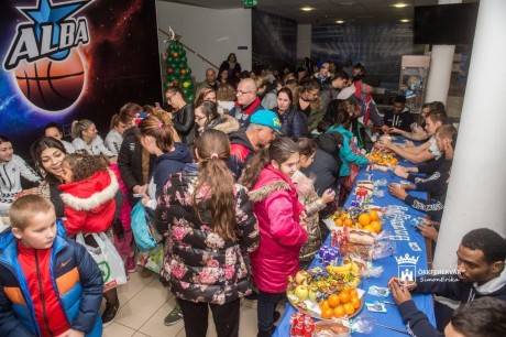 Adományokat gyűjtöttek és osztottak a fehérvári kosarasok és kézisek