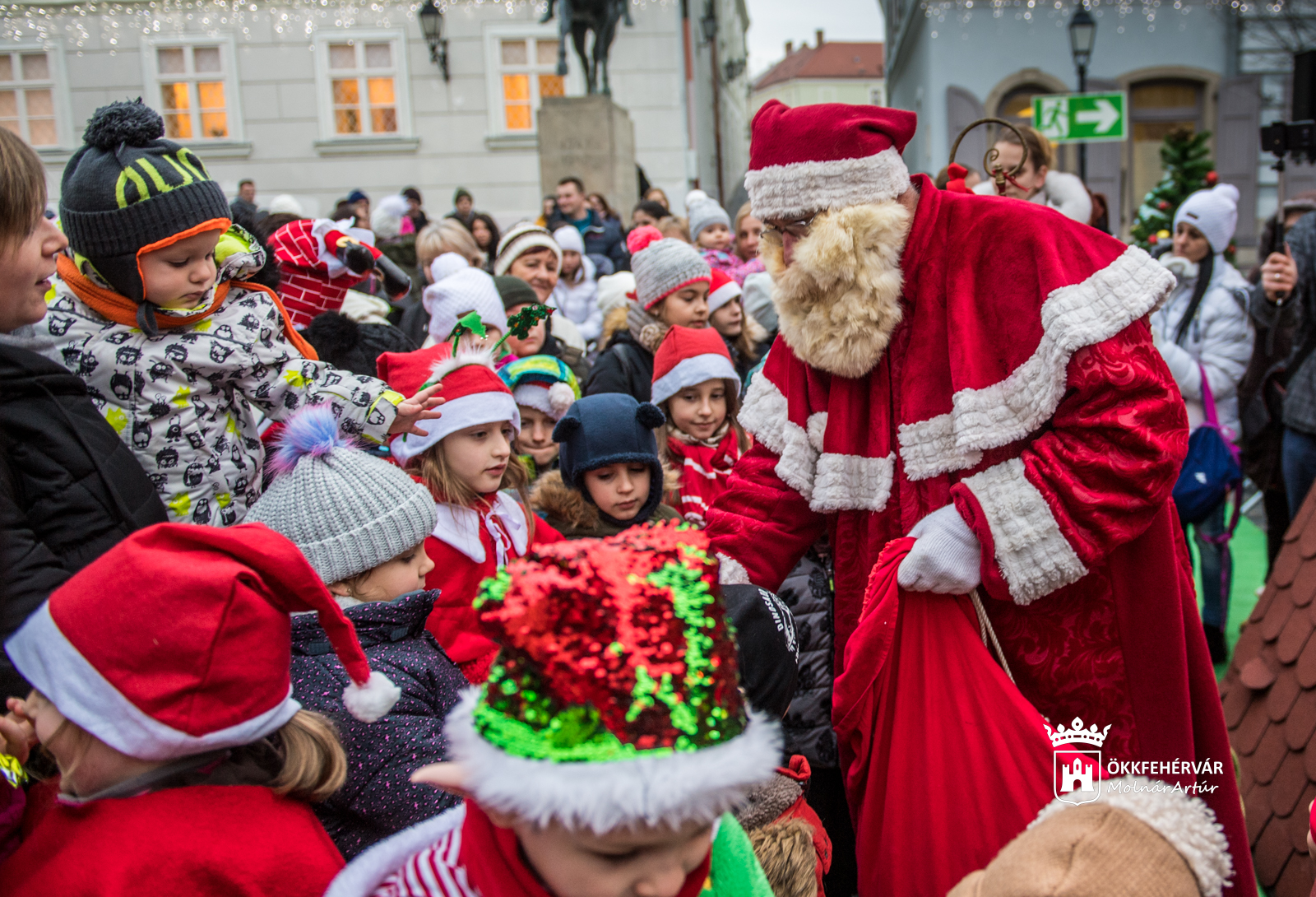 Idén is megérkezett a Mikulás a Városház térre